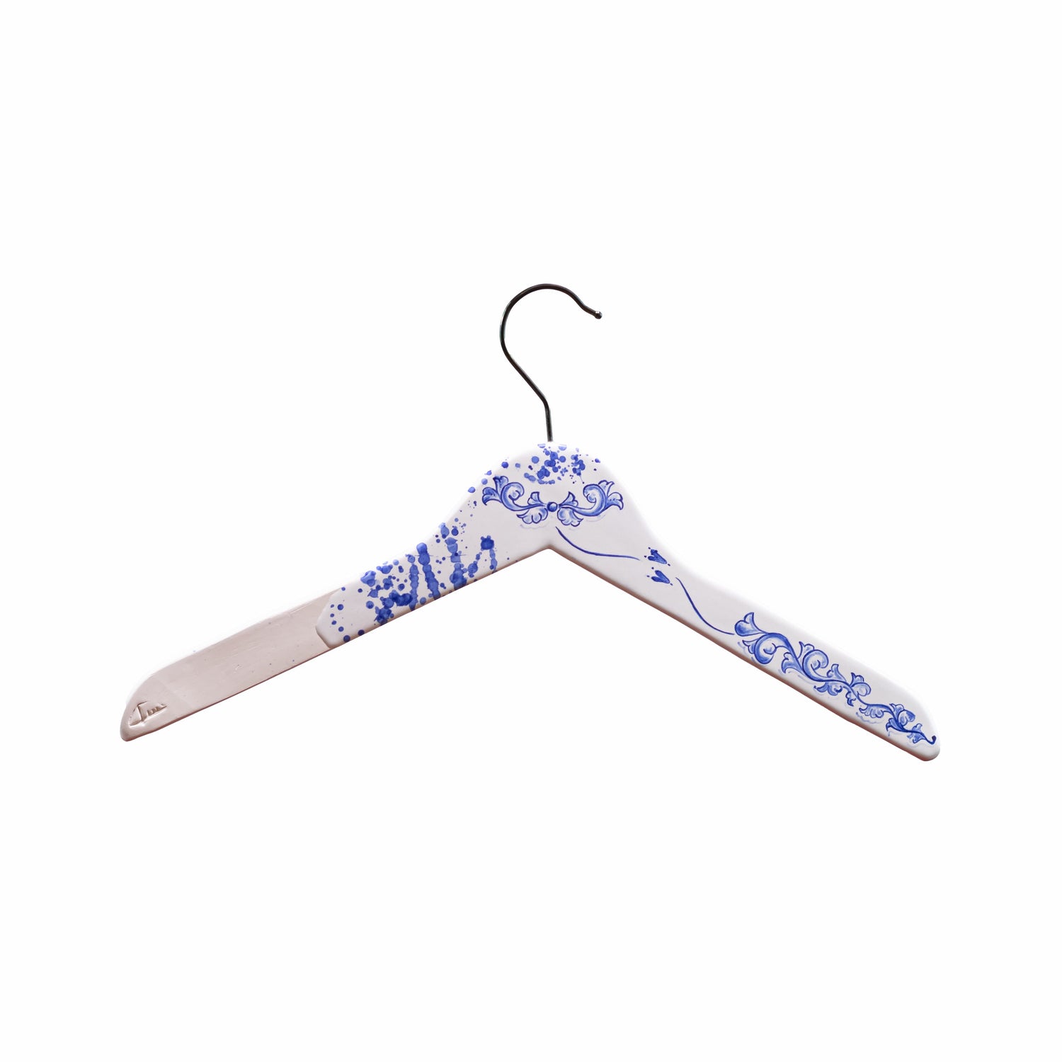 Percha de cerámica blanca con grecas azules de estilo talaverano