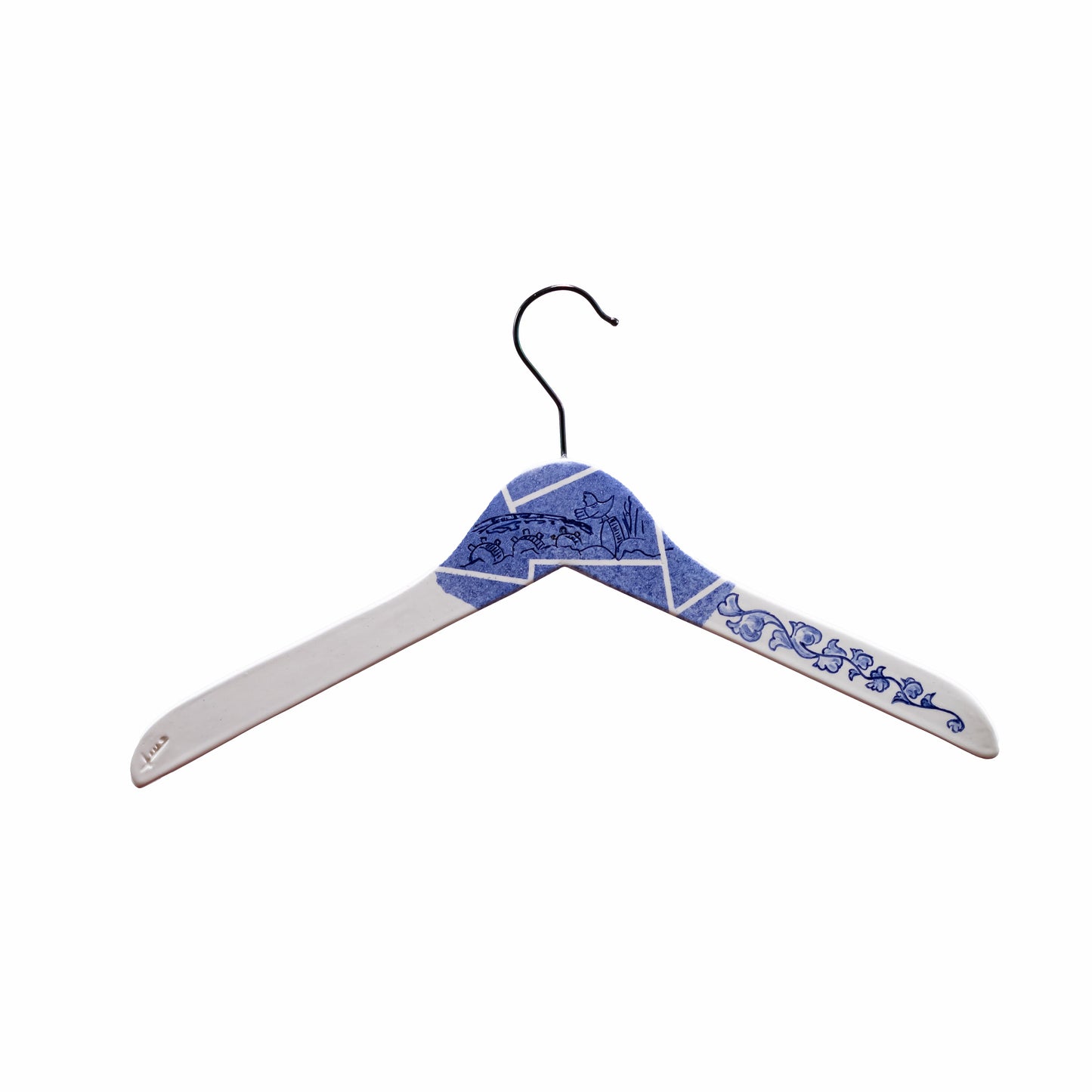 Percha de cerámica blanca con grecas azules de estilo talaverano