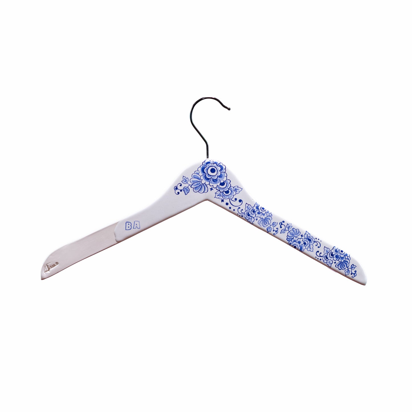 Percha de cerámica blanca con grecas azules de estilo talaverano