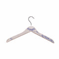 Percha de cerámica blanca con grecas azules de estilo talaverano